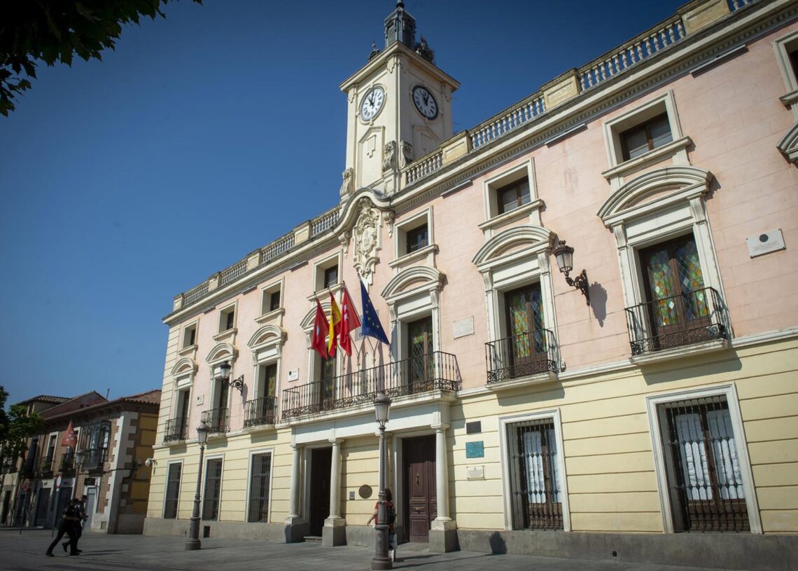 Archivo - Fachada del Ayuntamiento de Alcalá de Henares, a 17 de junio de 2023, en Alcalá de Henares, Madrid (España). Juan Barbosa - Europa Press - Archivo