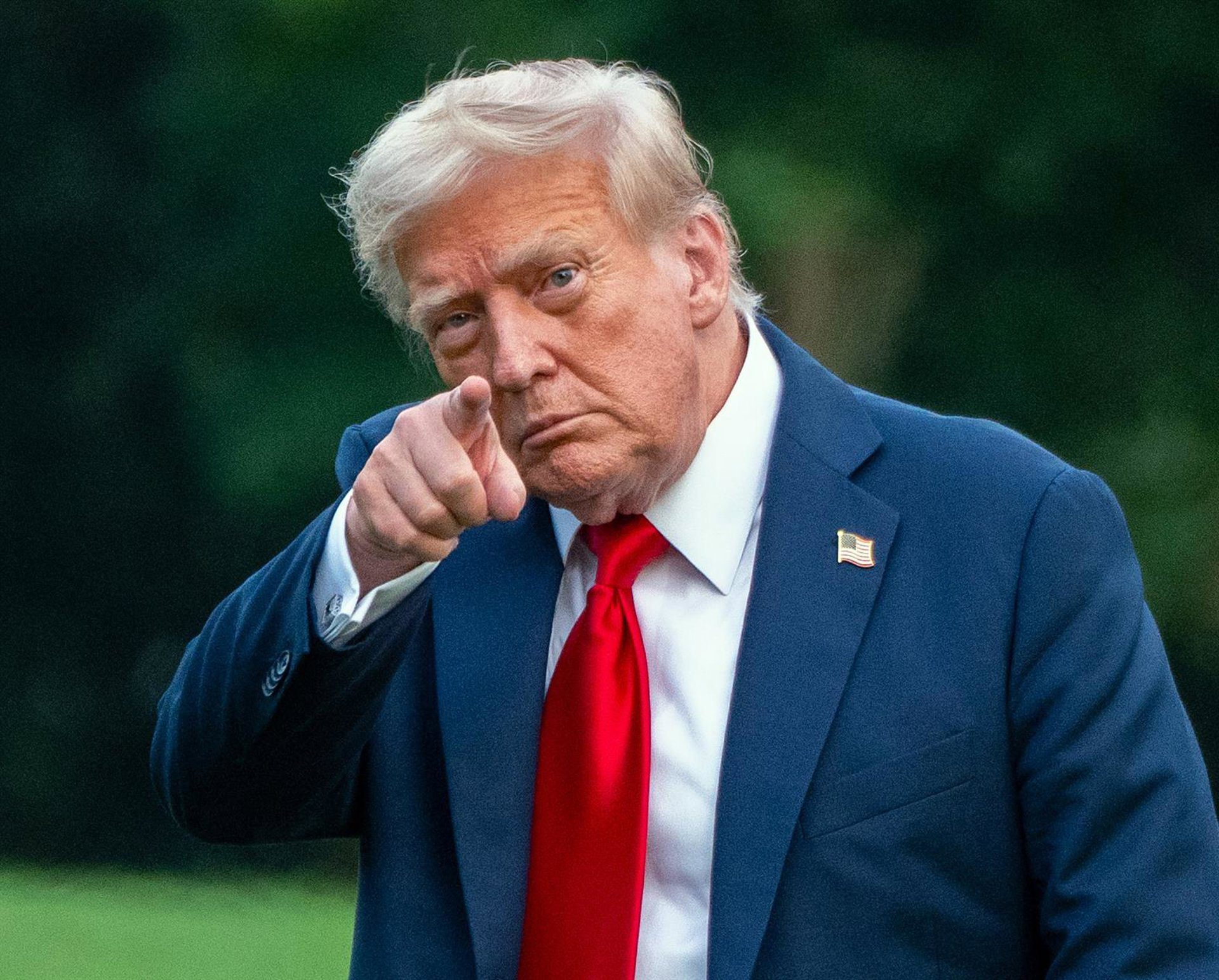 Trump anuncia un acuerdo comercial importante con Indonesia para disminuir los aranceles a las importaciones al 19% - Demócrata