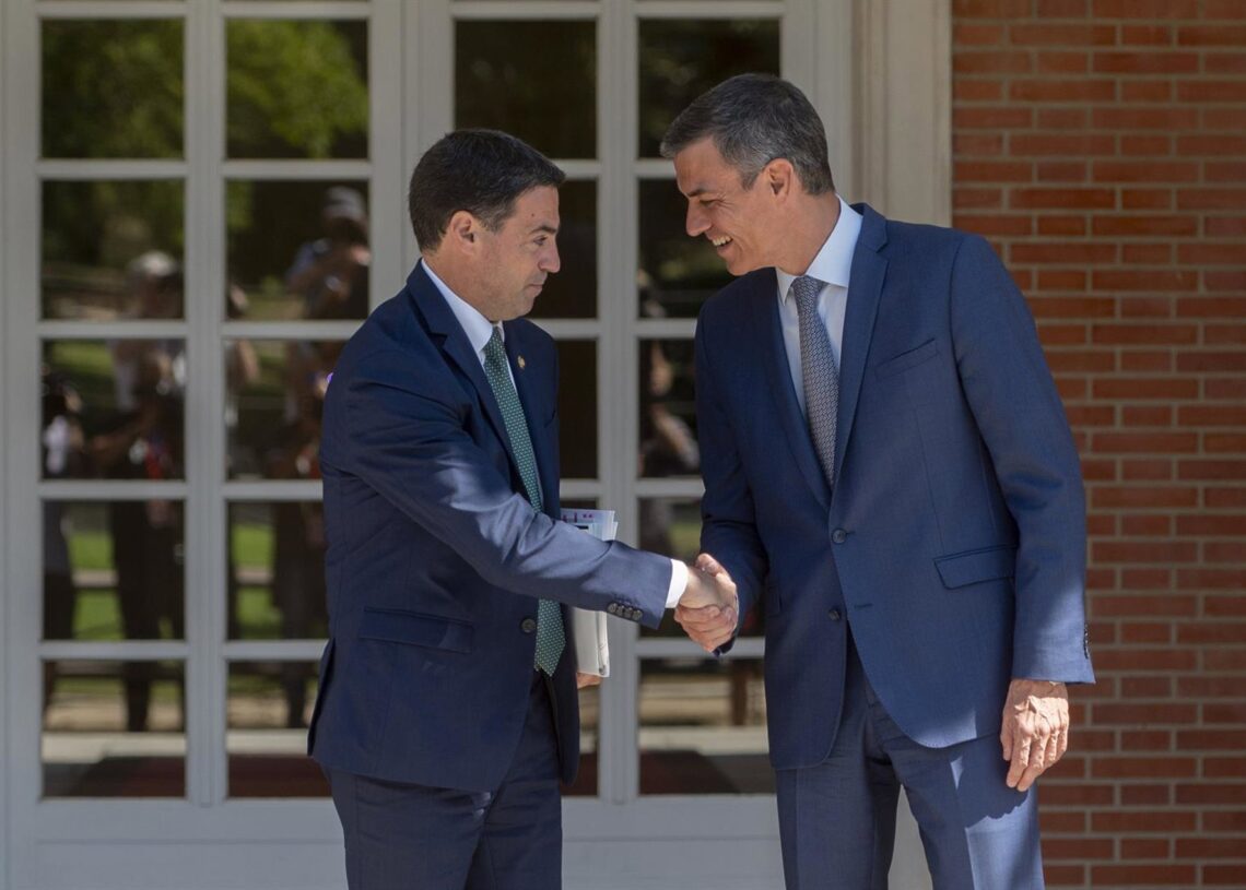 El lehendakari, Imanol Pradales (i), y el presidente del Gobierno, Pedro Sánchez (d), durante un encuentro en el Palacio de La Moncloa, a 15 de julio de 2025, en Madrid (España).Alberto Ortega - Europa Press
