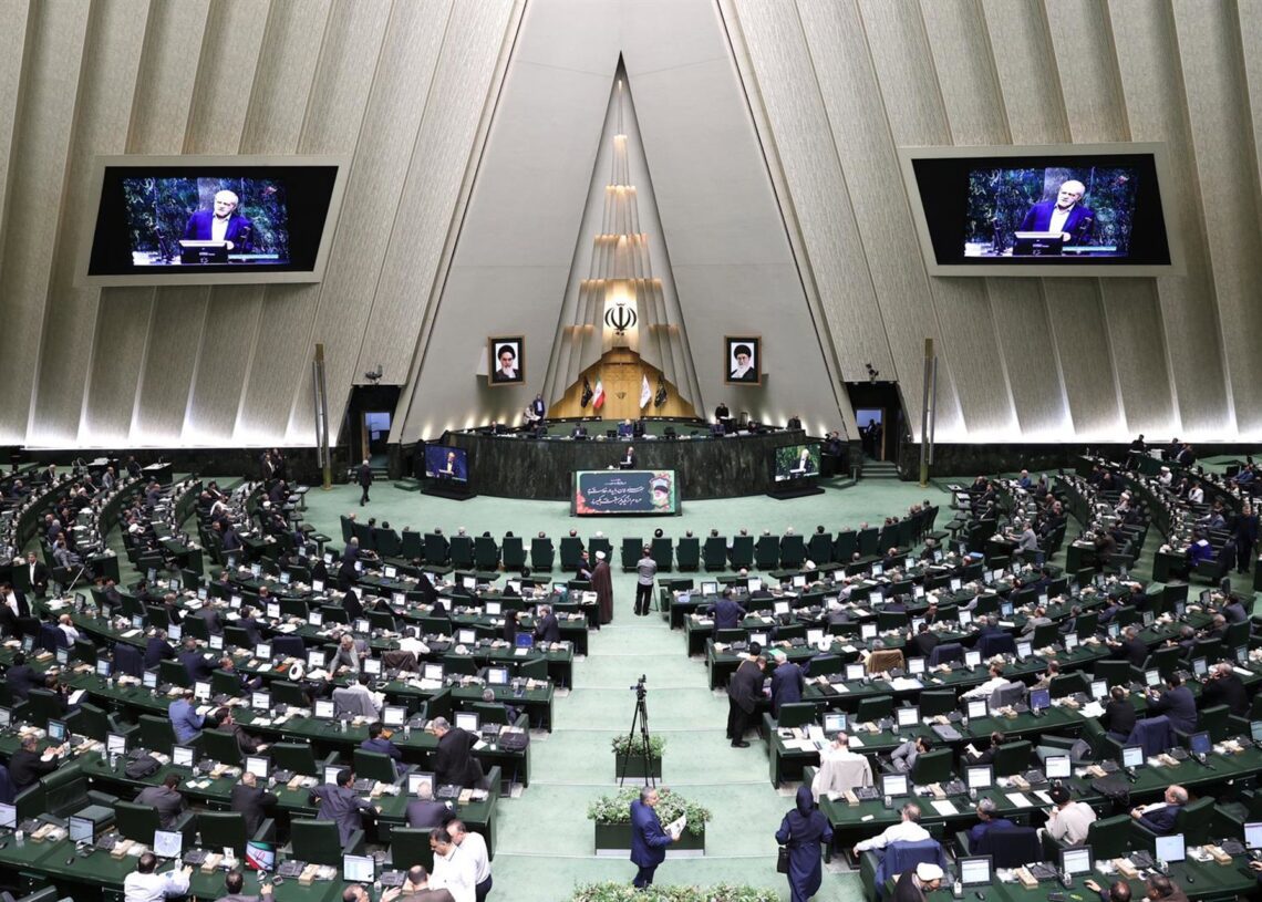 Archivo - El presidente de Irán, Masud Pezeshkian, durante una comparecencia ante el Parlamento en la capital, Teherán (archivo)Iranian Presidency/ZUMA Press Wi / DPA - Archivo