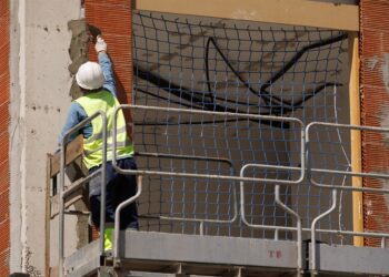Archivo - Un obrero durante la construcción de una obra, a 10 de mayo de 2023, en MadridEduardo Parra - Europa Press - Archivo