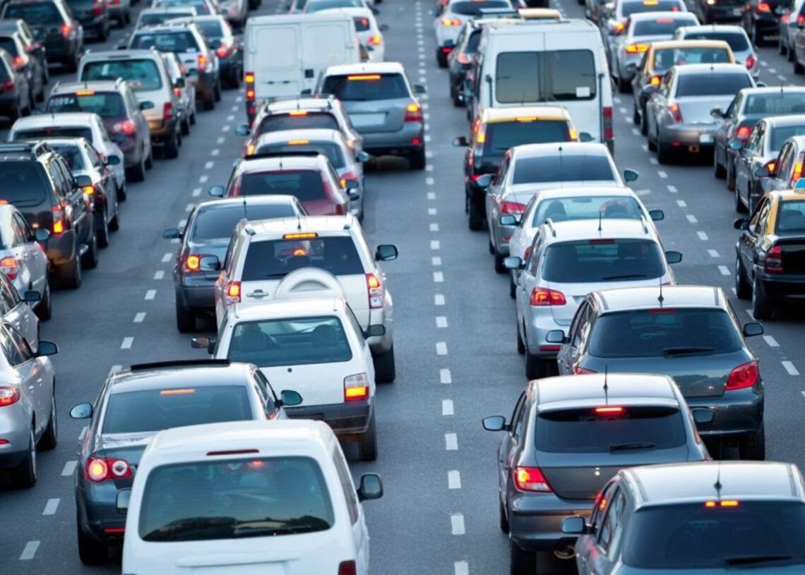 Archivo - Imagen de un atasco en la carretera.ALQUIBER - Archivo
