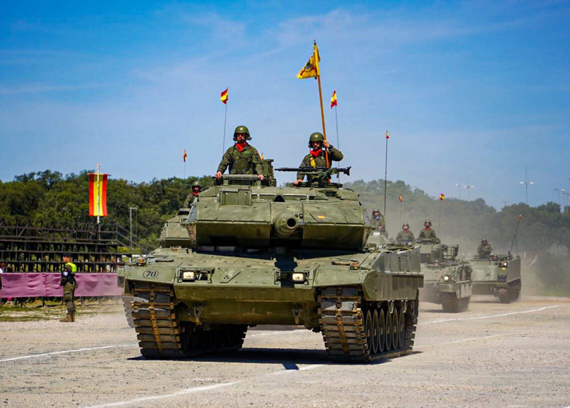 Archivo - Un momento del desfile motorizado desarrollado en la base de Cerro Muriano.BRI X - Archivo