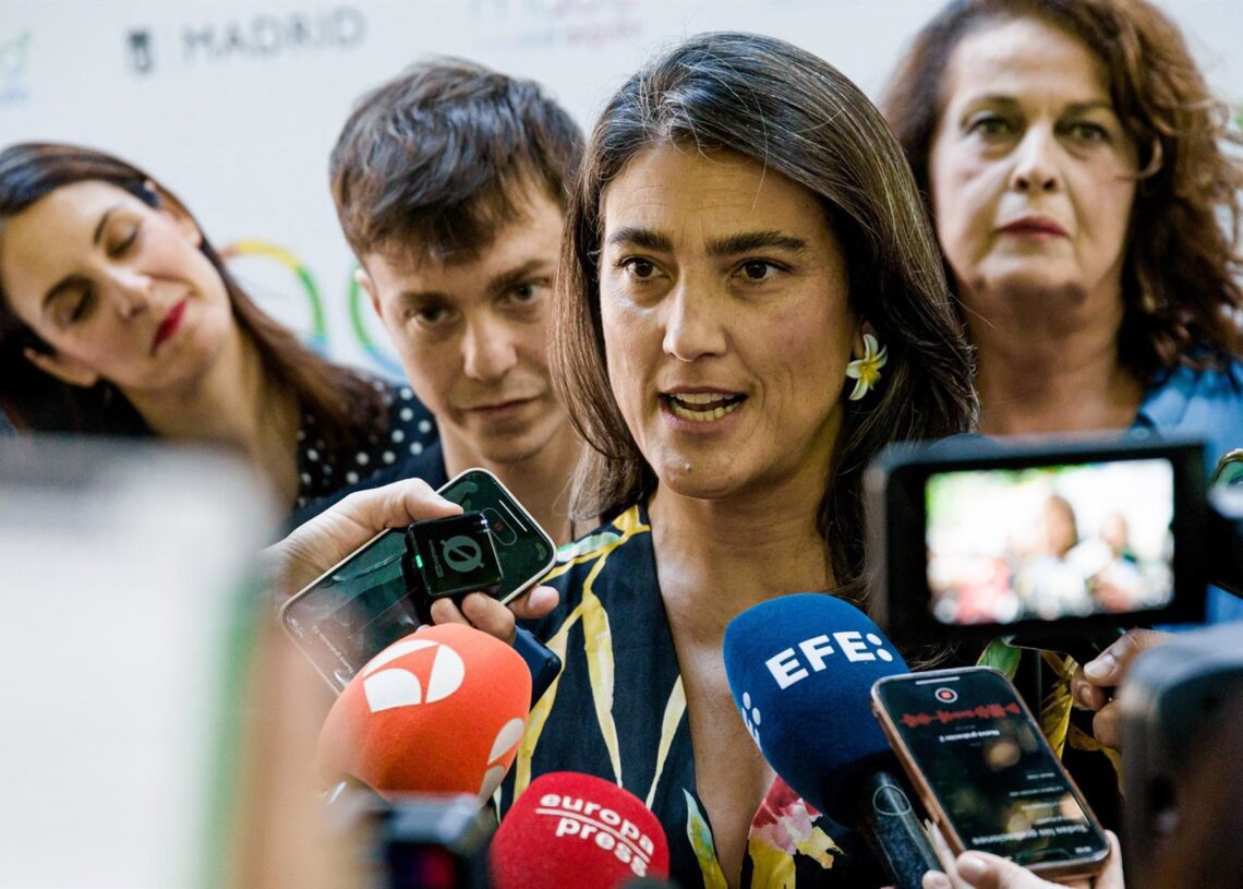 La portavoz de Más Madrid en la Asamblea, Manuela Bergerot, ofrece declaraciones a los medios durante la presentación de la programación oficial del Orgullo LGTBI+, a 25 de junio de 2025, en Madrid.Carlos Luján - Europa Press