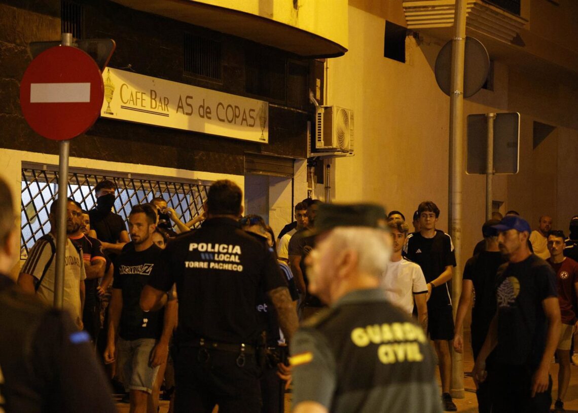 Imagen de archivo - Agentes de Policía Local y Guardia Civil durante los altercados en Torre Pacheco, el 12 de julioMartín C. - Europa Press