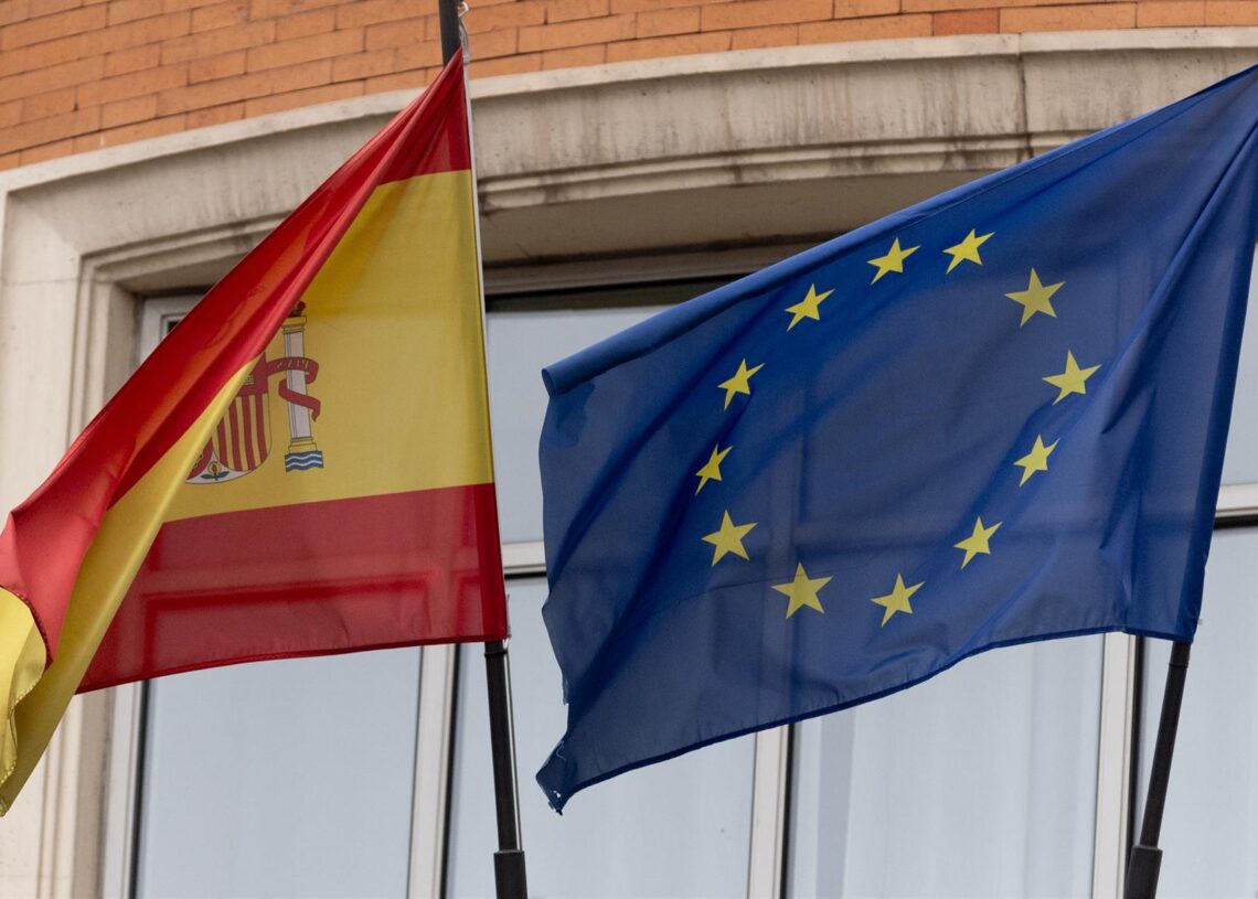 Archivo - Una bandera de la Unión Europea junto a una bandera de España, a 3 de enero de 2024, en Madrid (España). Eduardo Parra - Europa Press - Archivo