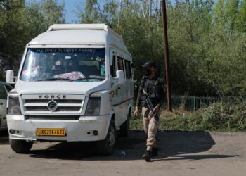 Archivo - Imagen de archivo de un agente de Policía de India tras un ataque del Frente de Resistencia en CachemiraEuropa Press/Contacto/Adil Abbas - Archivo