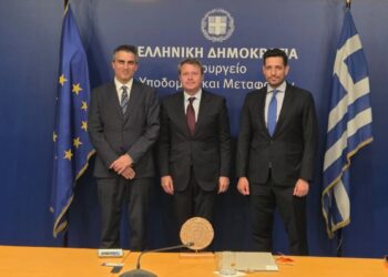 De izquierda a derecha, el ministro de Infraestructuras y Transporte de Grecia (Christos Dimas), el secretario de Estado (José Antonio Santano) y el ministro alterno de Infraestructuras y Transporte de Grecia (Konstantinos Kyranakis)MINISTERIO DE TRANSPORTES
