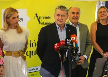 El consejero de la Presidencia, Interior, Diálogo Social y Simplificación Administrativa, Antonio Sanz, atiende a los medios en Algeciras (Cádiz).NONO RICO/EUROPA PRESS
