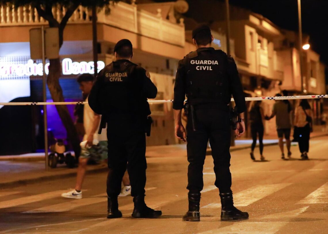 Varios agentes de la Guardia Civil controlan los accesos durante una manifestación no autorizada y promovida por grupos de ultraderecha en redes sociales, a 15 de julio de 2025, en Torre Pacheco, Murcia (España).Edu Botella - Europa Press