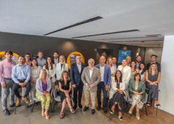 El director territorial de Connecta, Juan Manuel Casco, y el director territorial de Andalucía, Juan Ignacio Zafra, en el centro Connecta de Málaga.CAIXABANK