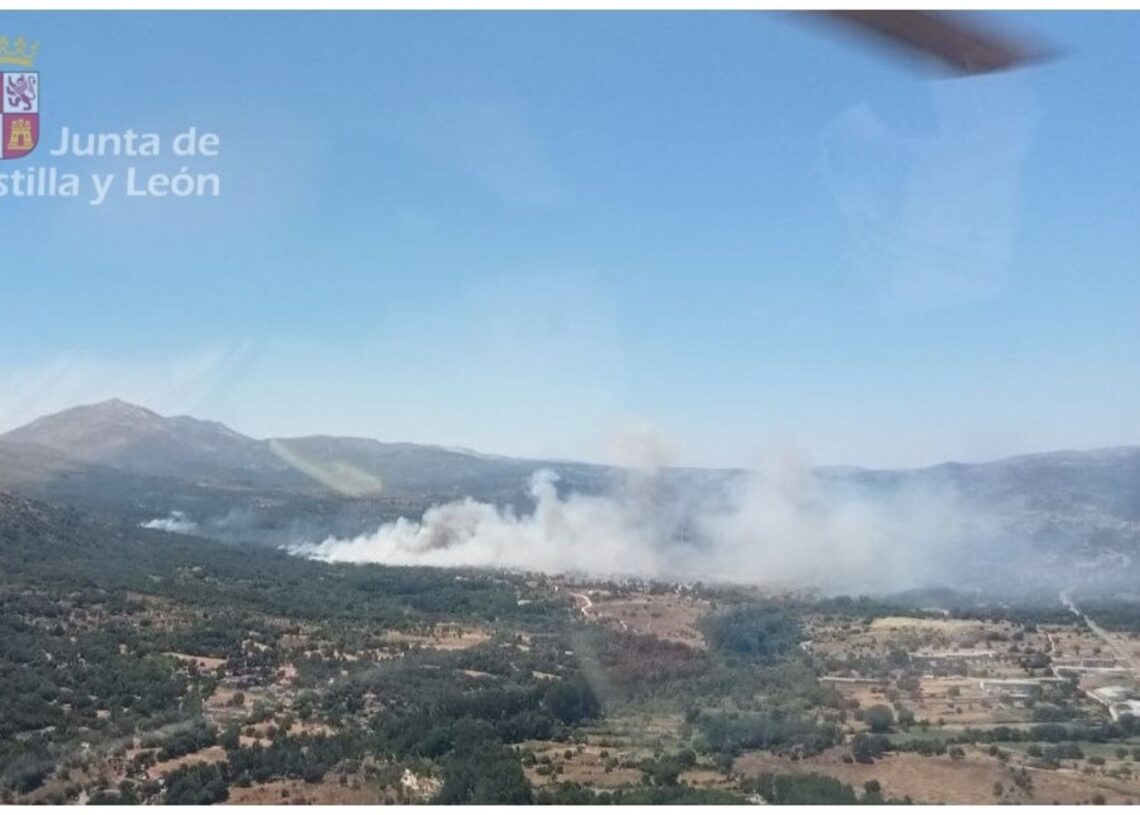 Incendio forestal en Navaluenga (Ávila) en sus inicios.INFORCYL