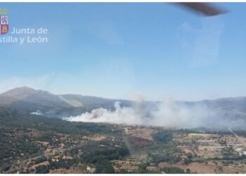 Incendio forestal en Navaluenga (Ávila) en sus inicios.INFORCYL