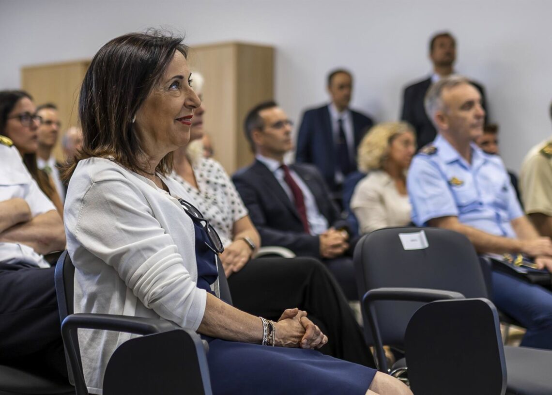La ministra de Defensa del Gobierno de España, Margarita Robles, durante la visita al Centro de Ensayos de Sistemas no Tripulados (CEUS). A. Pérez