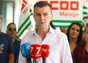Archivo - El coordinador federal de Izquierda Unida, Antonio Maíllo, atiende a los medios de comunicación en Málaga. (Foto de archivo).Álex Zea - Europa Press - Archivo