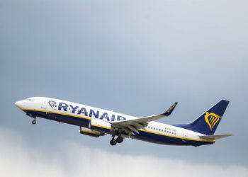 Archivo - FILED - 30 April 2019, Hessen, Frankfurt_Main: A Ryanair aircraft lands at Frankfurt Airport. Passenger numbers jumped from half a million to 11.2 million in the year to March, reported carrier Ryanair on Monday. Photo: Andreas Arnold/dpaAndreas Arnold/dpa - Archivo