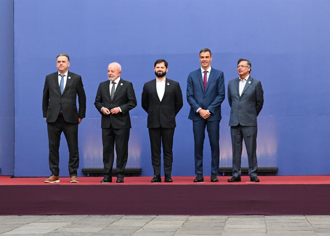 (I-D) El presidente de Uruguay, Yamandú Orsi; el presidente de Brasil, Luiz Inácio Lula da Silva; el presidente de Chile, Gabriel Boric; el presidente de España, Pedro Sánchez, y el presidente de Colombia, Gustavo Petro'Pool Moncloa/Borja Puig de la Bellacasa