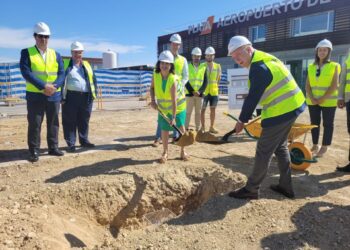 El consejero de Fomento, Octavio López y la alcaldesa de Teruel, Emma Buj, en el acto de colocación de la primera piedra de la ampliación del edificio de la terminal del aeropuerto.GOBIERNO DE ARAGÓN