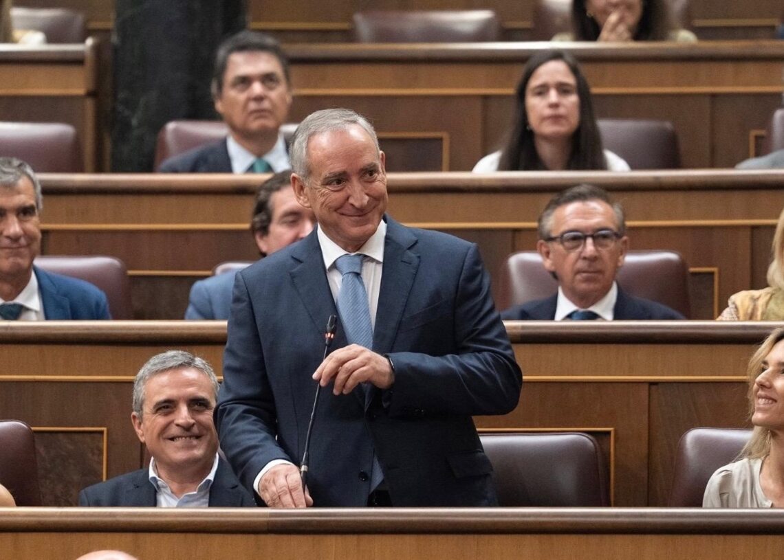Carlos Simarro en su toma de posesión como diputado en el CongresoPP