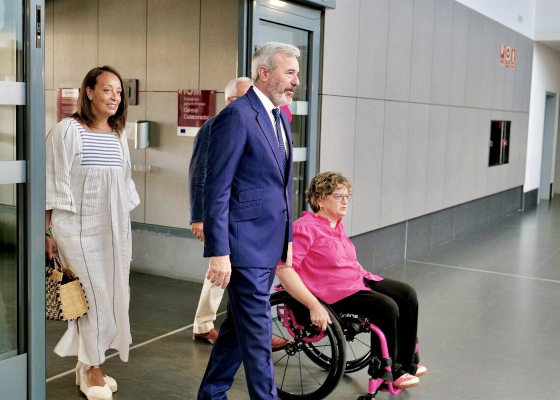 El presidente del Gobierno de Aragón, Jorge Azcón, en las instalaciones del 'Teléfono del Mayor'.FABIAN SIMON