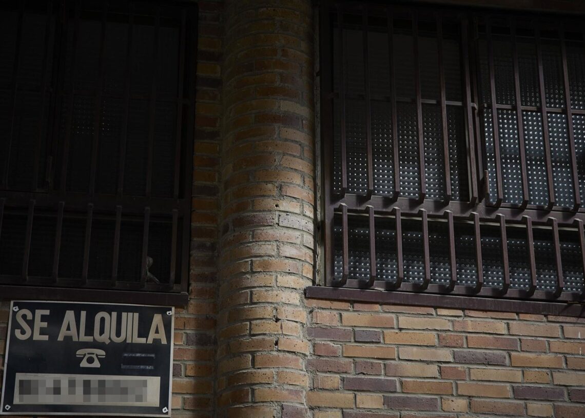 Archivo - Carteles de se alquila en el barrio de Almagro, en Madrid (España)Jesús Hellín - Europa Press - Archivo