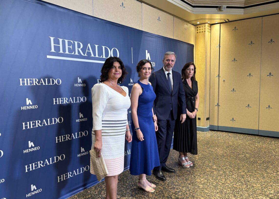 La presidenta de la Comunidad de Madrid, Isabel Díaz Ayuso, y el presidente del Gobierno de Aragón, Jorge Azcón, antes del acto de Heraldo de Aragón.EUROPA PRESS.