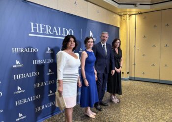 La presidenta de la Comunidad de Madrid, Isabel Díaz Ayuso, y el presidente del Gobierno de Aragón, Jorge Azcón, antes del acto de Heraldo de Aragón.EUROPA PRESS.