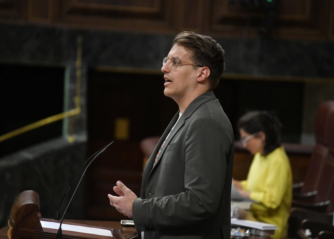 El diputado de Sumar Jorge Pueyo interviene durante una sesión plenaria extraordinaria, en el Congreso de los Diputados, a 22 de julio de 2025, en Madrid (España). Fernando Sánchez - Europa Press