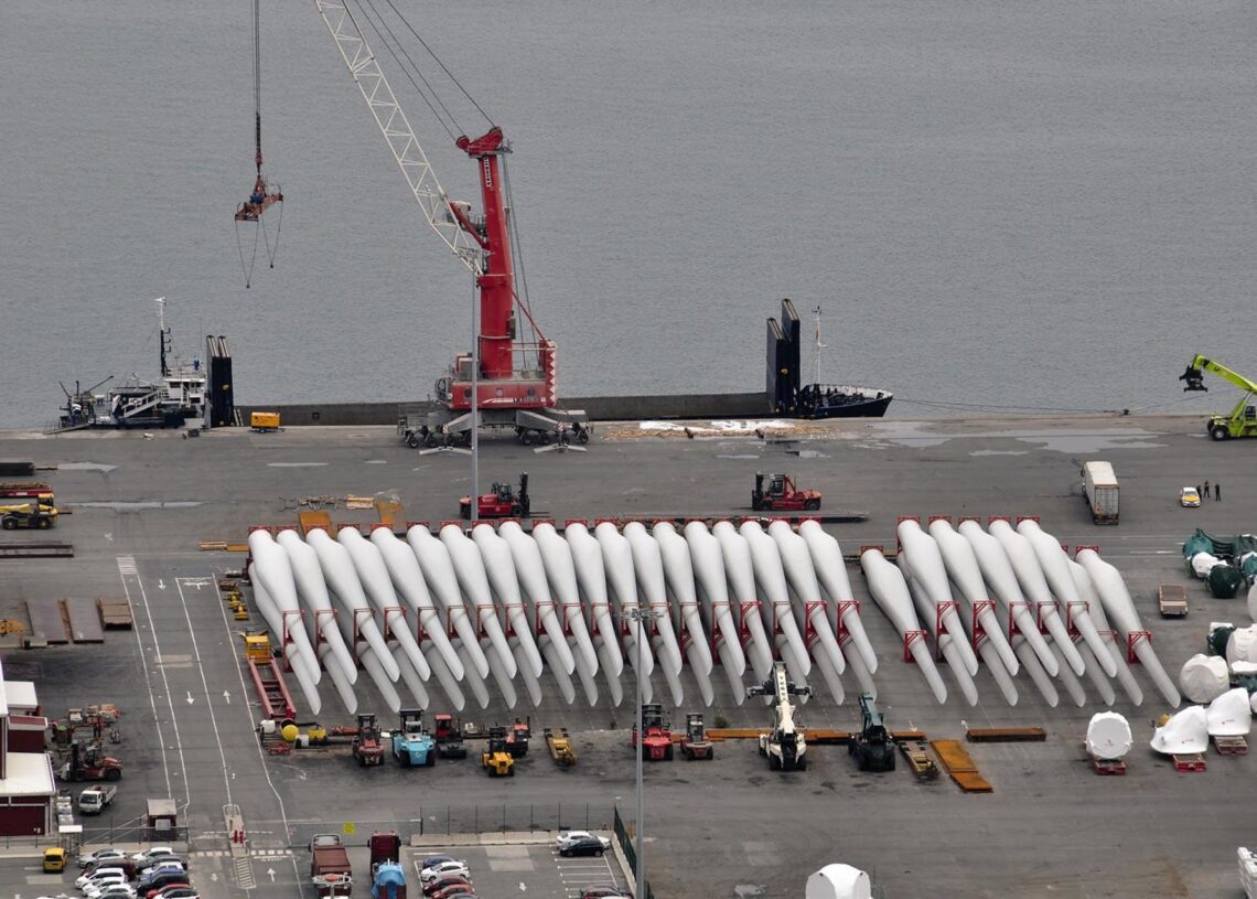 Carga de palas de aerogeneradores en el Puerto de BilbaoPUERTOS DEL ESTADO