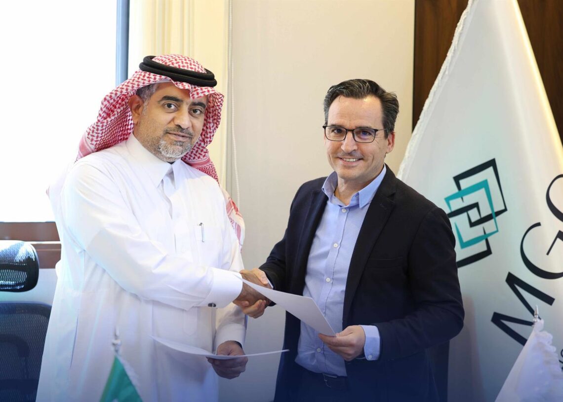 Saleh Al-Juhiman, director general adjunto de MGC, y David Garzón, subdirector de Operaciones de Lantania Agua, durante la firma del contratoLANTANIA