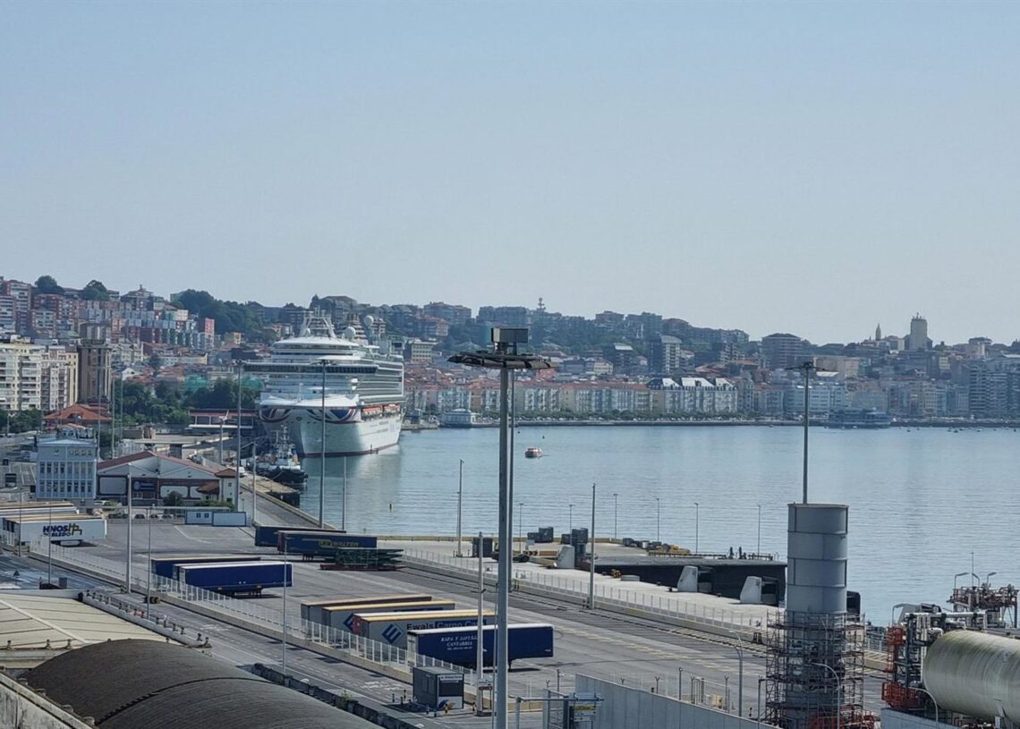 Crucero atracado en el Puerto de Santander.APS