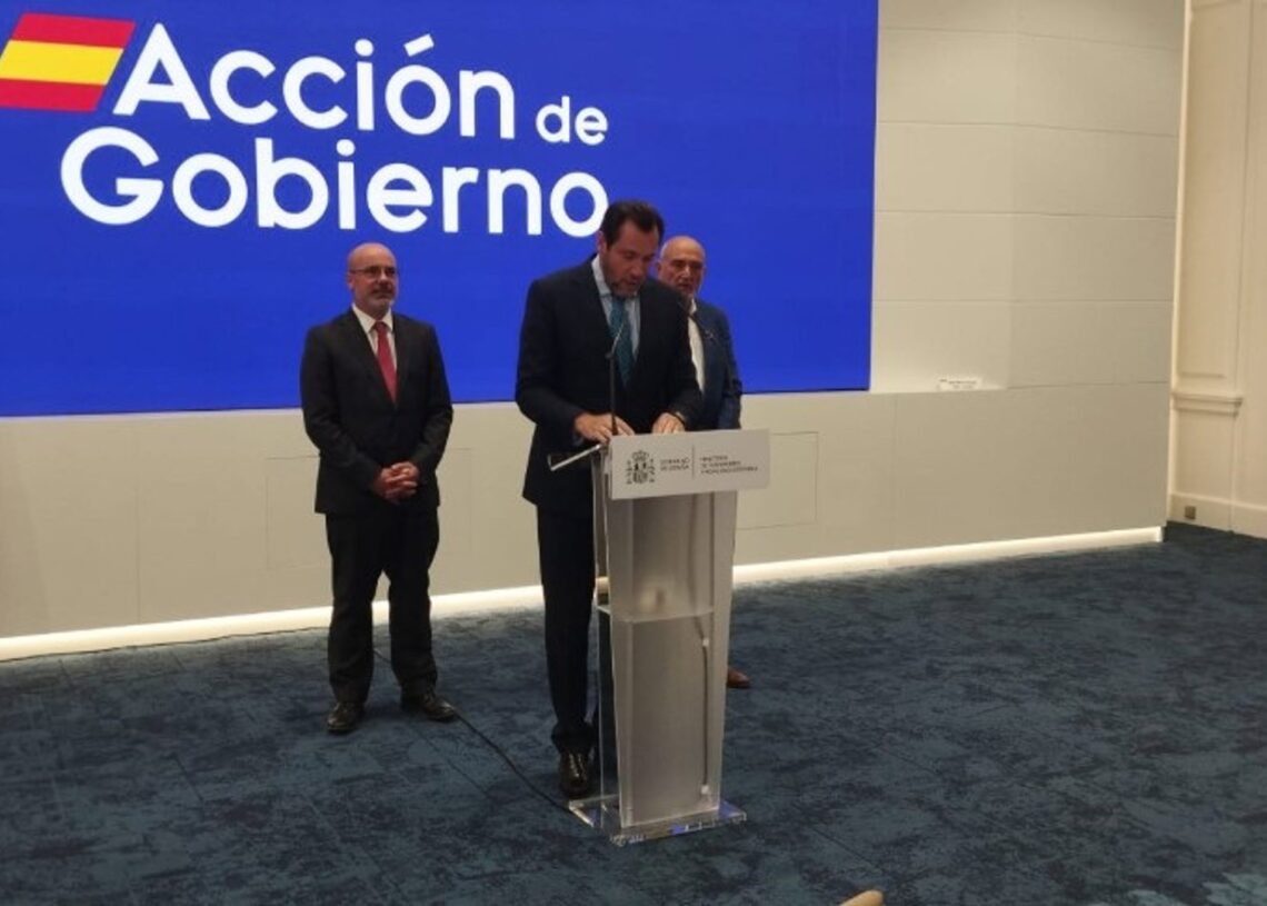 El ministro de Transportes, Óscar Puente, junto al delegado de Gobierno en Madrid, Francisco Martín.EUROPA PRESS