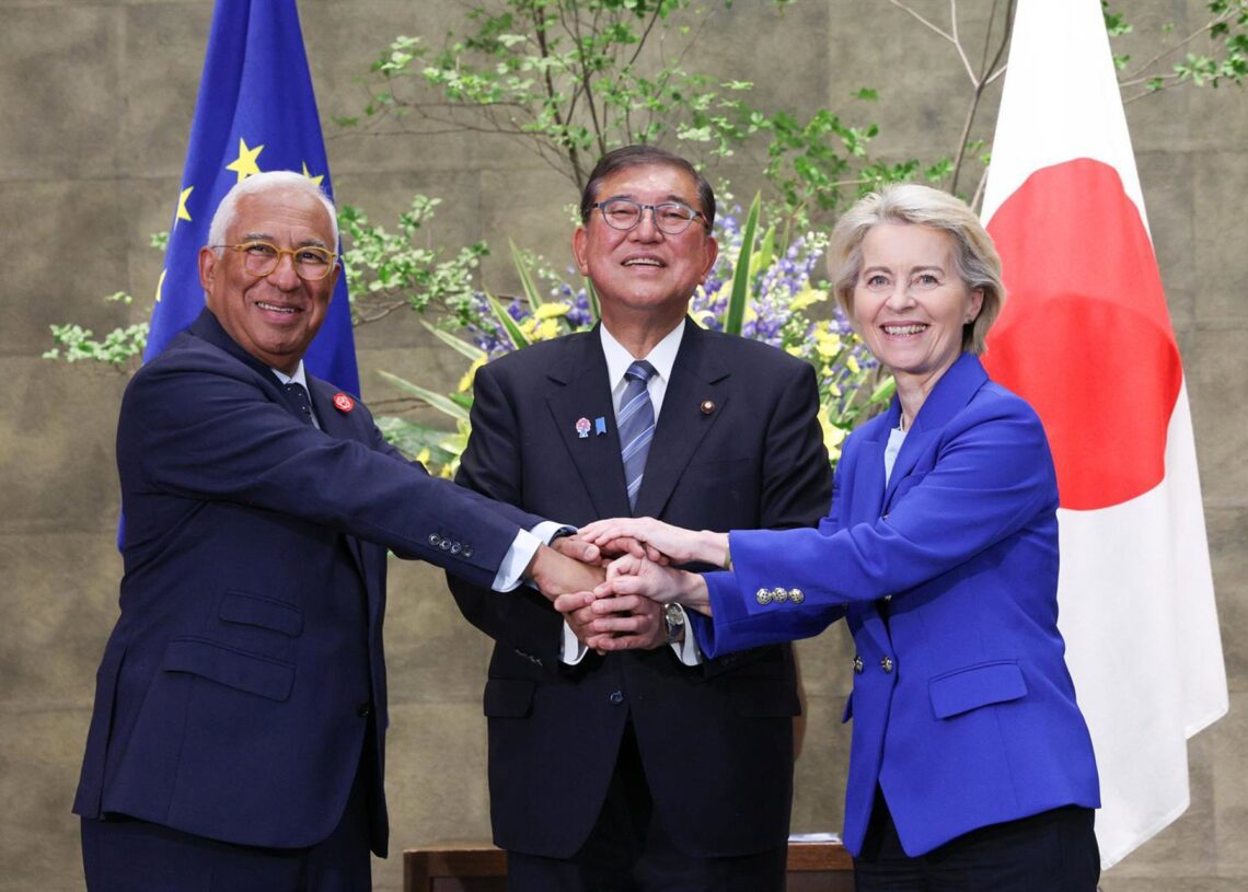 El presidente del Consejo, Antonio Costa, el primer ministro de Japón, Shigeru Ishiba, y la presidenta de la Comisión, Ursula von der Leyen, en la cumbre celebrada en Tokio.ALEXANDROS MICHAILIDIS // CONSEJO EUROPEO