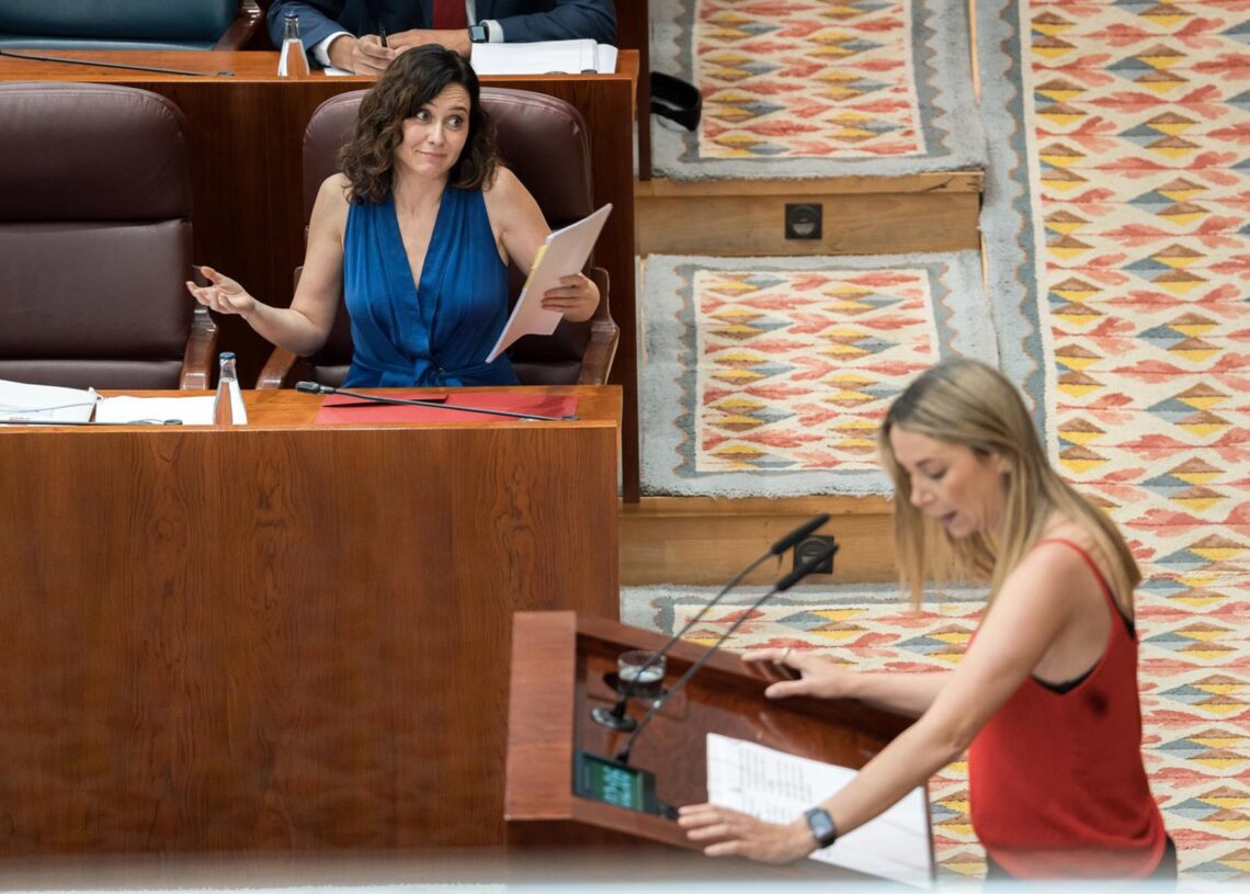 Archivo - La presidenta de la Comunidad de Madrid, Isabel Díaz Ayuso y la portavoz del PSOE en la Asamblea, Mar Espinar, que interviene  durante una sesión plenaria en la Asamblea de MadridDiego Radamés - Europa Press - Archivo