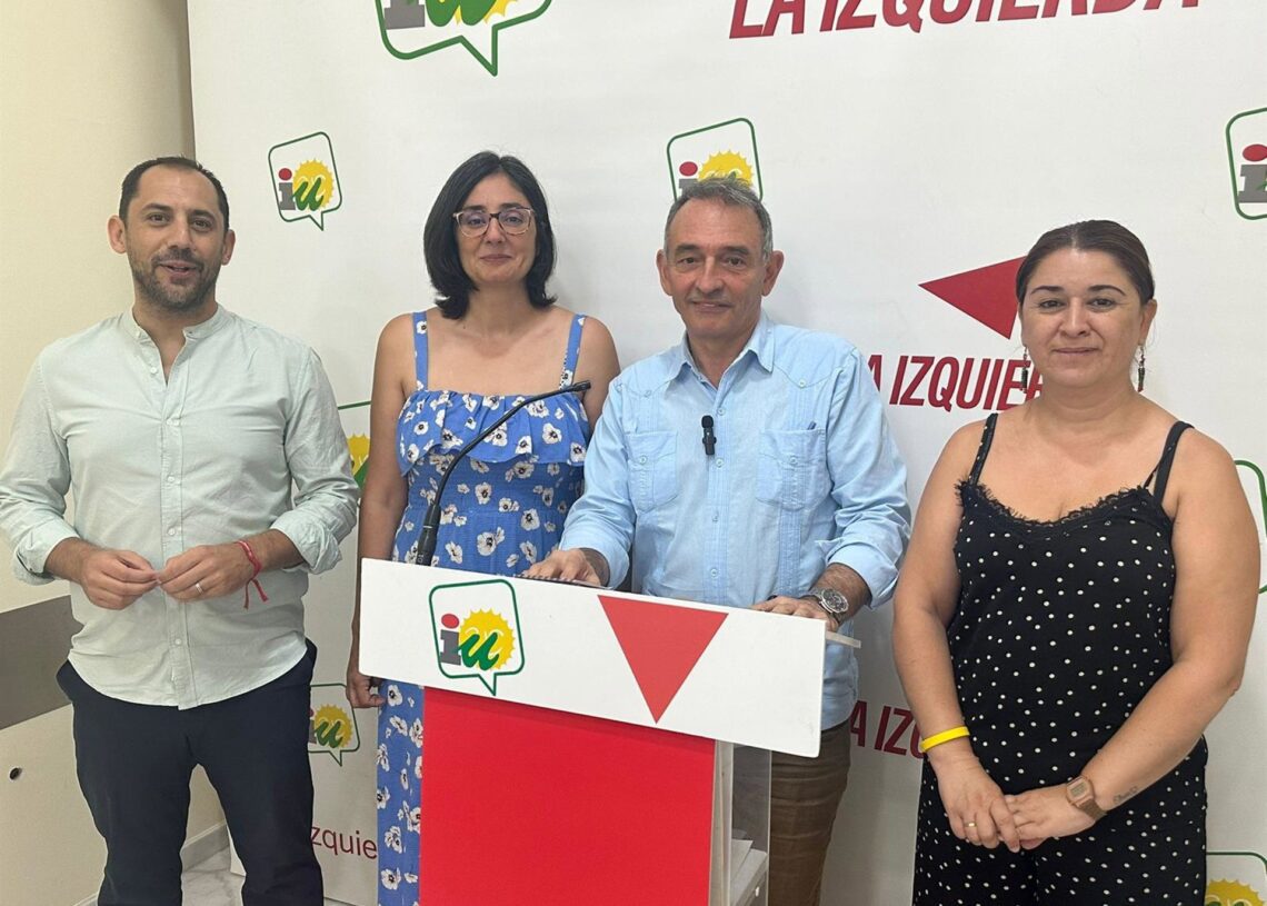 Santiago (2º dcha.), en la sede provincial de IU Córdoba, con responsables de la coalición en la provincia.IU