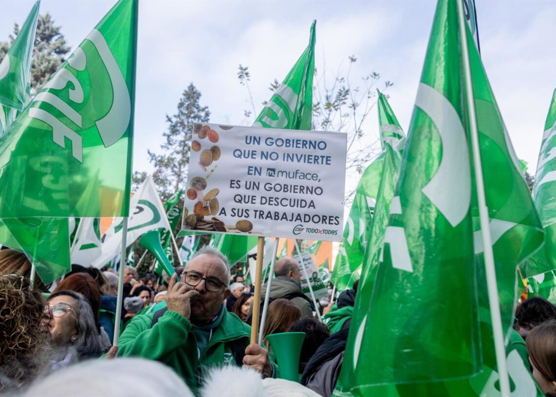 Archivo - Decenas de personas durante una concentración.Ricardo Rubio - Europa Press - Archivo