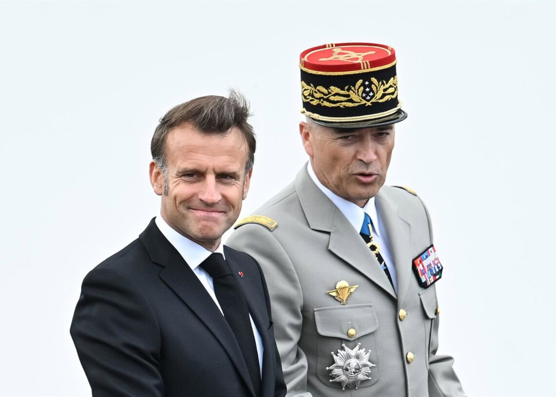 Archivo - El presidente de Francia, Emmanuel Macron (i), junto al jefe del Estado Mayor del Ejército francés, Thierry Burkhard (d), durante un desfile en mayo de 2025 (archivo)Europa Press/Contacto/Julien Mattia - Archivo
