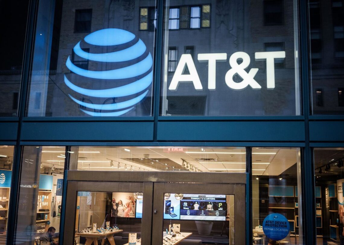 Archivo - FILED - 16 September 2023, US, New York: The logo of the telephone provider AT&T, placed on a store facade in New York. Photo: Michael Kappeler/dpaMichael Kappeler/dpa - Archivo