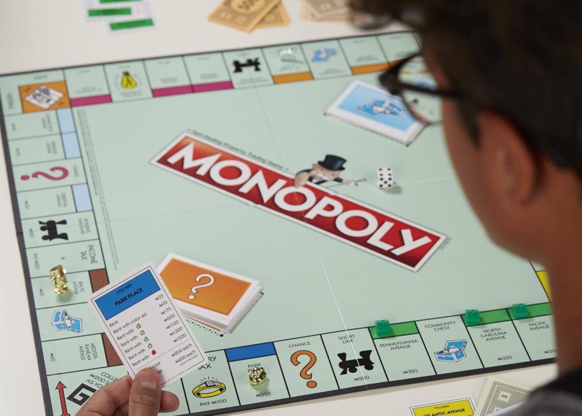 Archivo - Juego de mesa MonopolyHASBRO - Archivo