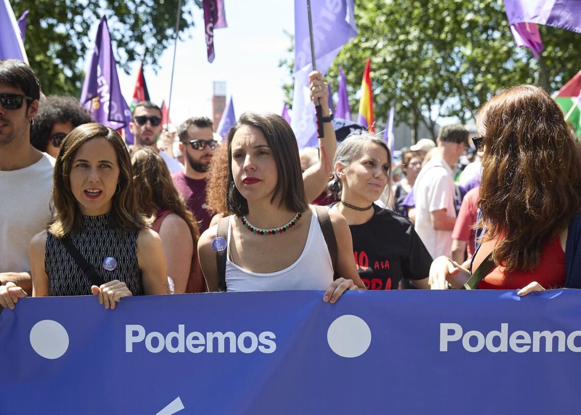 Archivo - La portavoz de Podemos en el Congreso, Ione Belarra (i) y la eurodiputada de Podemos, Irene Montero (d), durante una manifestación contra el rearme y la militarización desde Atocha a Sol, a 7 de junio de 2025, en Madrid (España). Jesús Hellín - Europa Press - Archivo