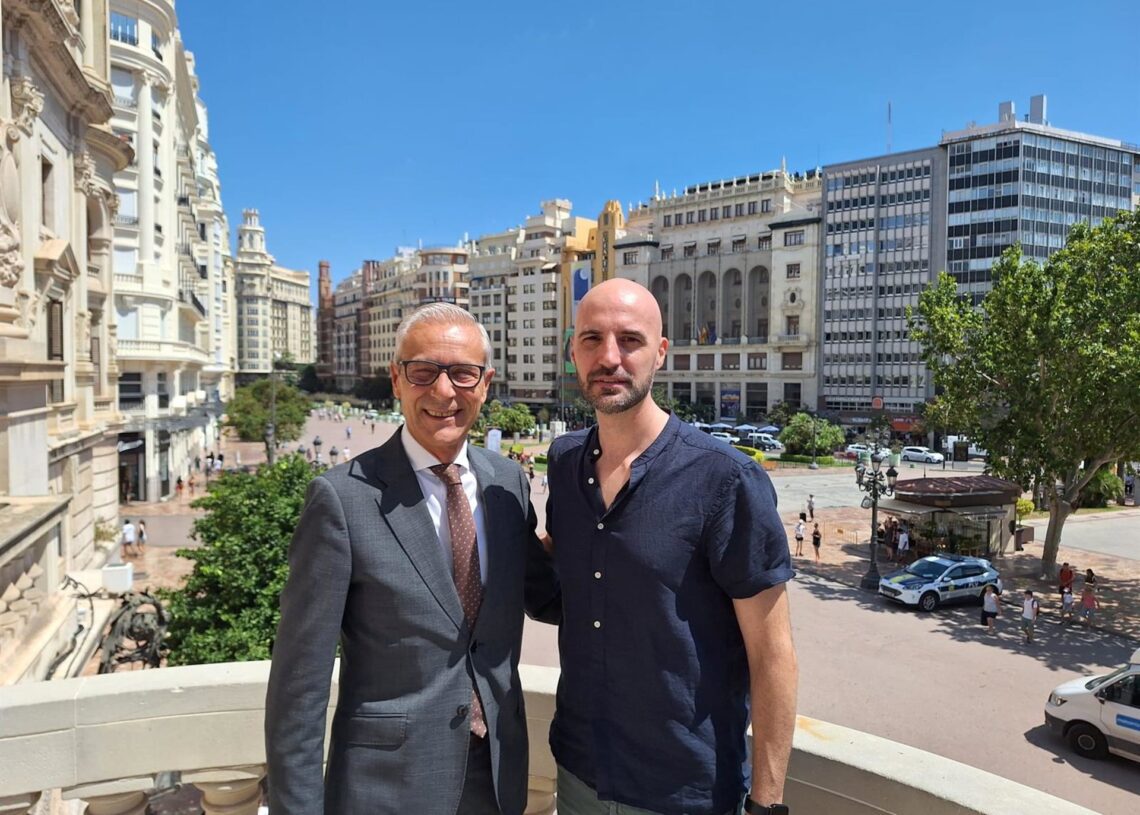 El ilustrador Vicent Ramon (d) diseñará la imagen gráfica de las Fallas 2026AYUNTAMIENTO VALÈNCIA