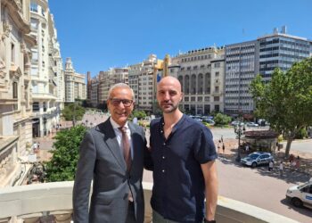 El ilustrador Vicent Ramon (d) diseñará la imagen gráfica de las Fallas 2026AYUNTAMIENTO VALÈNCIA