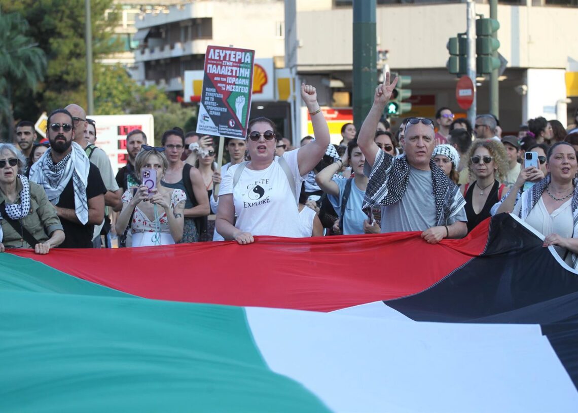 Archivo - Marcha propalestina en Atenas.Europa Press/Contacto/Aristidis Vafeiadakis