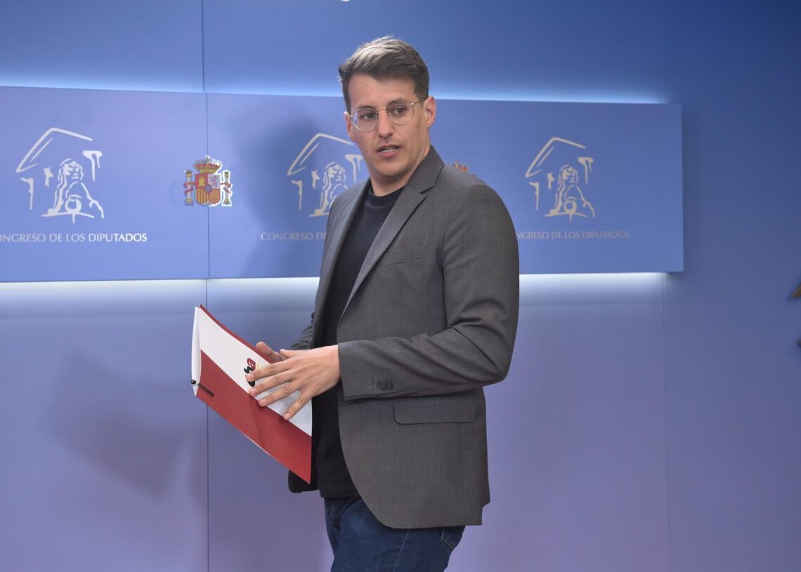 Archivo - El diputado de Sumar Jorge Pueyo llega a una rueda de prensa en el Congreso de los Diputados, a 1 de abril de 2025, en Madrid (España).Gustavo Valiente - Europa Press - Archivo