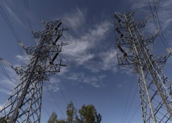 Archivo - Dos torres eléctricas, a 12 de noviembre de 2021, en Madrid, (España). El Índice de Precios de Consumo (IPC) subió un 1,8% en octubre en relación al mes anterior y disparó su tasa interanual hasta el 5,4%, casi 1,5 puntos por encima de la tasa dEduardo Parra - Europa Press - Archivo