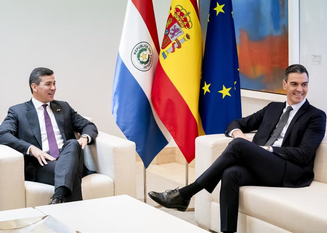Archivo - El presidente del Gobierno, Pedro Sánchez (d), recibe al presidente de la República de Paraguay, Santiago Peña (i), en el Complejo de la Moncloa, a 28 de febrero de 2024A. Pérez Meca - Europa Press - Archivo