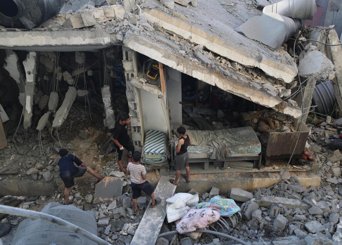 Palestinos en un edificio destruido por un bombardeo del Ejército de Israel contra la ciudad de Gaza, en el norte de la Franja de Gaza (archivo)Omar Ashtawy/APA Images via ZUMA / DPA
