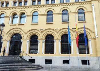 Las banderas del edificio de Presidencia del Principado de Asturias ondean a media asta por el luto oficial tras la muerte del expresidente Antonio Trevín.EUROPA PRESS