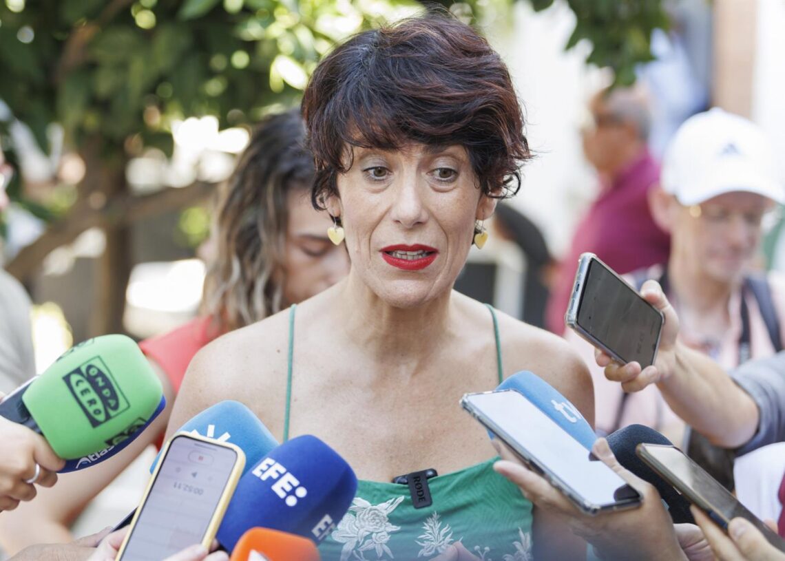 La ministra de Inclusión, Seguridad Social y Migraciones, Elma Saiz, atiende a los medios. Álex Cámara - Europa Press