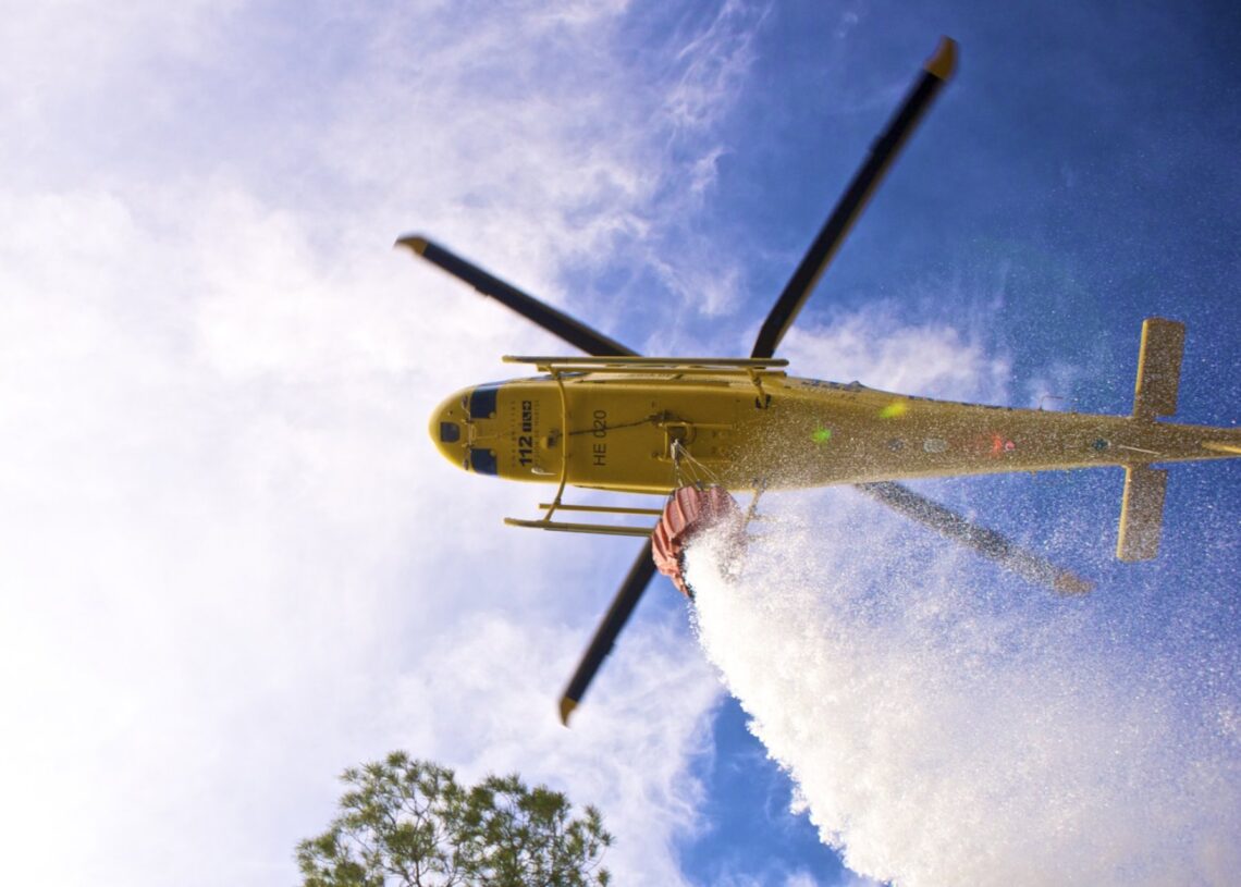 Archivo - Helicóptero de extinción de incendios durante una operaciónSEPLA - Archivo